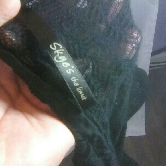 Skye's the Limit, Black Lace Tie Front Neck Top Size XLarge - Picture 7 of 9